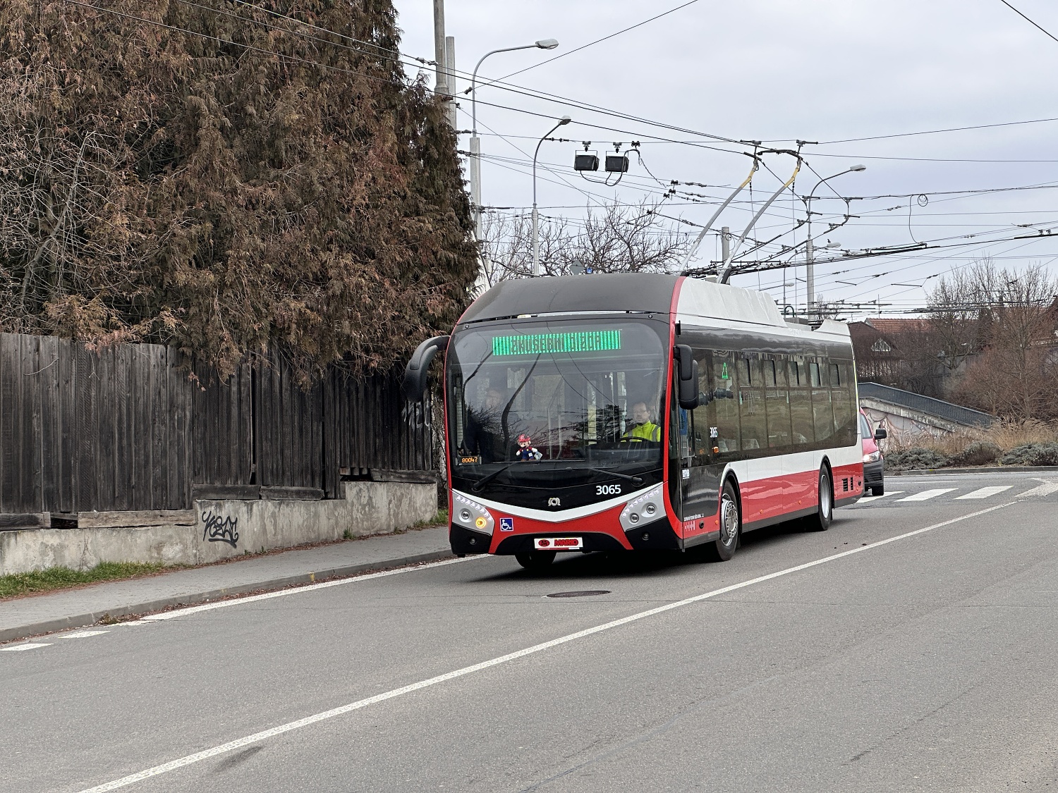 trolejbus jede po ulici