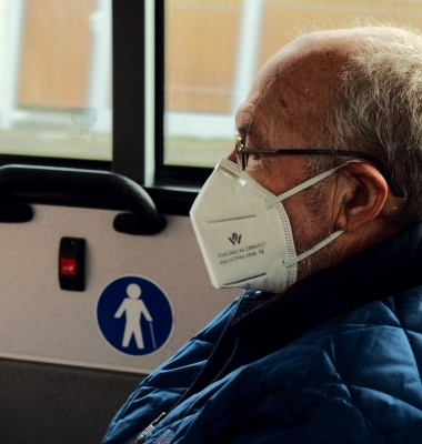 respirátory v autobuse